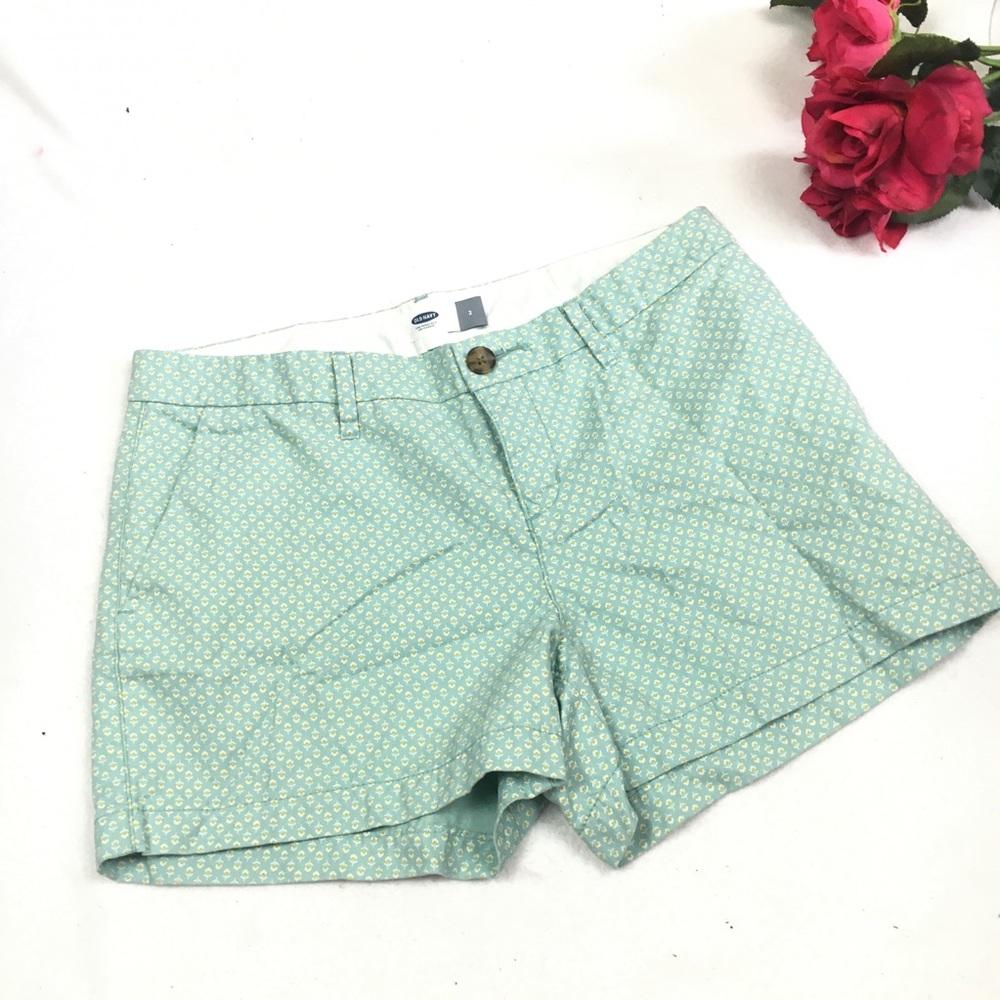 OLD NAVY SHORT LIGHT BLUE DAISY FLOWER PRINT SZ 2